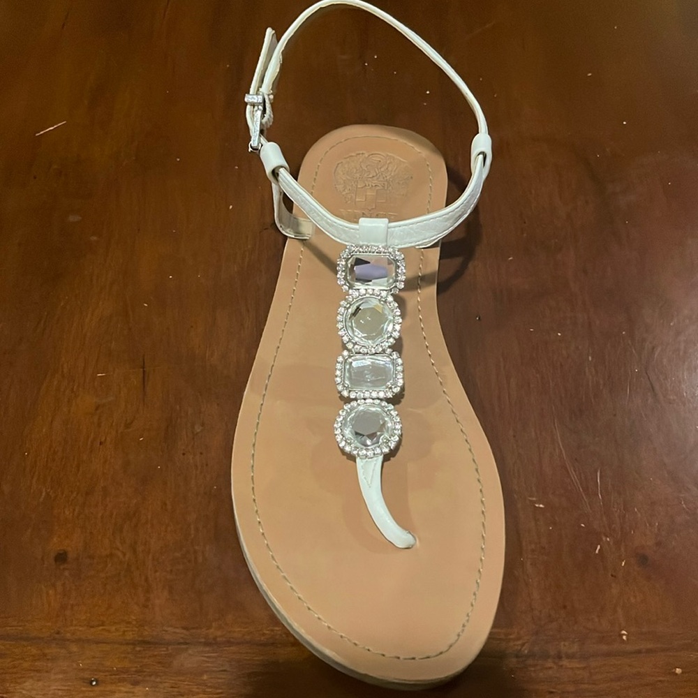Flat sandals with strap and clear gems